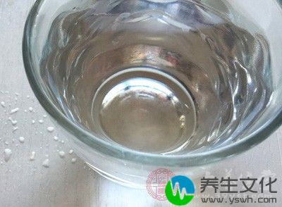 悬浮在水中的水垢被我们饮用后