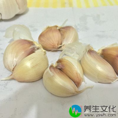 鸡翅，蒜，姜片，料酒，生抽，老抽，盐，黑胡椒，蜂蜜，香叶碎