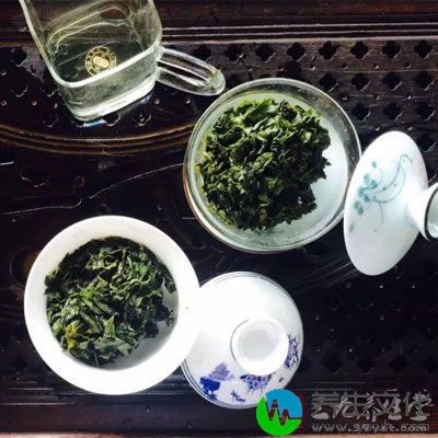 绿茶中含有茶多酚、咖啡碱、叶绿素、儿茶素等成分