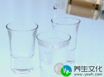 因为喝酒患上酒精肝，这些都应该引起你的深思