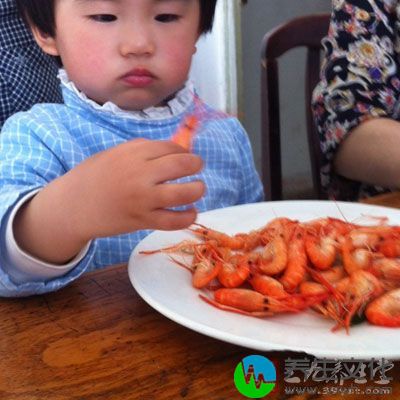 某些食物可能是诱因。例如鱼虾海鲜，含有人工色素、防腐剂、酵母菌等