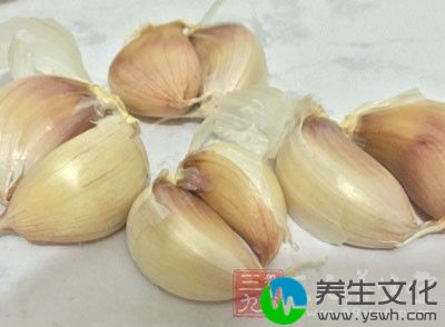 蒜1头(剁碎)，菜油100g，奶酪丝150g(也可以不加入奶酪)，幼盐6g