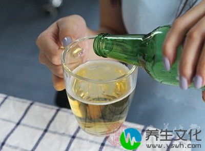 一杯啤酒啤酒的酒精含量少,所含的鞣酸、苦味酸