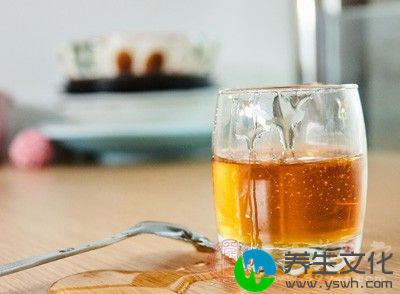 可以用一汤匙的苹果酸配合一杯水慢慢的饮用