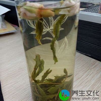 茶叶中的咖啡因不但能帮助提神，其中含有的维生素C、维生素E，特别是茶多酚