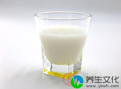 术后6小时后可以进流食，如牛奶、果汁、肉汤等