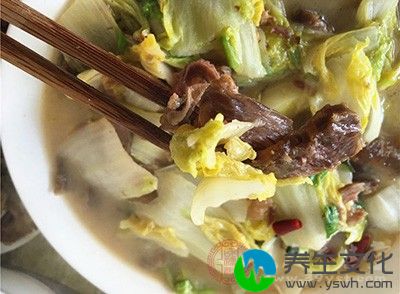 锅注油烧热，倒入牛肉末，炒匀，淋入料酒，炒香，倒入适量的高汤