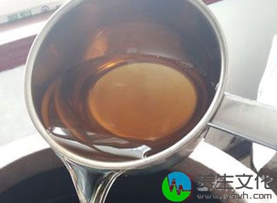 上述药物碾碎成粗末，用白酒1500ml浸泡2周，过滤即得