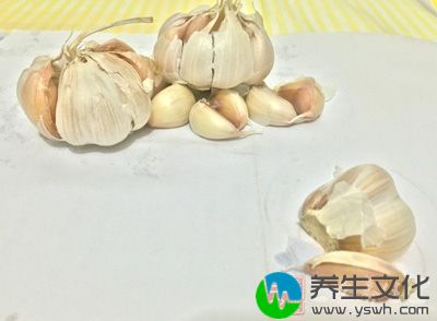 朝天椒500克，大蒜250克，生姜30克，白糖30克