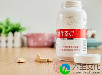 服用维C和维E适量口服维生素C，能减轻感冒症状