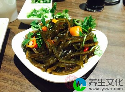 适当多进些海味类食物，因海味含“锌”多，关于增强身体机能是有益的