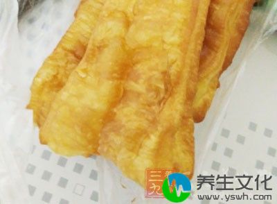 虽然很多人都喜欢早餐吃豆浆油条，但是油条确实是不卫生的，吃多了对身体不好