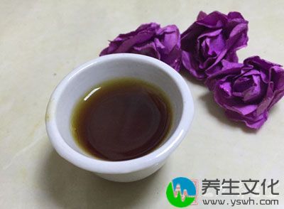 将竹黄置净器内，加蜂蜜60g，再加50度白酒500ml浸泡