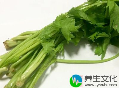 辣白菜，辣白菜的汁，芹菜1根