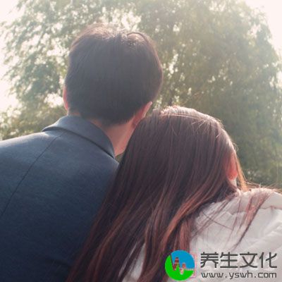 夫妻俩最好能经常成双成对地到外面走走