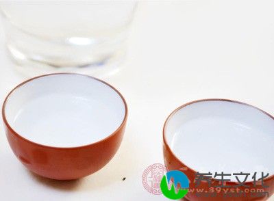 酒精易使体内乳酸堆积，对尿酸排出有抑制作用