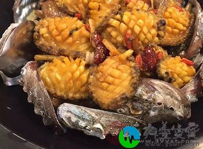 虾蟹等海鲜不宜与维生素C同食，所以吃海鲜不宜饮用水果汁