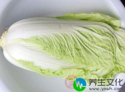 取白菜根60克，蒜苗15克，大枣10个，水煎服，每日1～2次，可治口腔溃疡