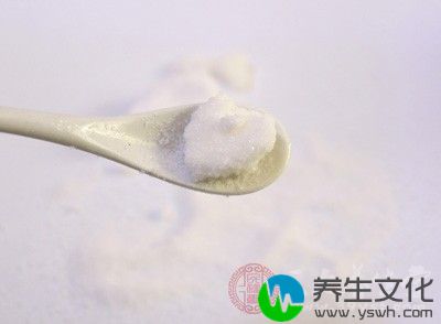 待羊骨汤汁浓稠时加味精、五香粉、精盐拌匀，淋入麻油即成。佐餐当汤，随意服食