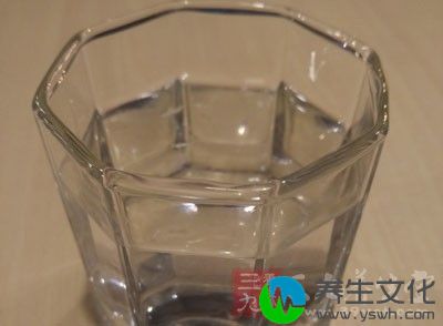 正常人每日的饮水量要在1200-1500mL