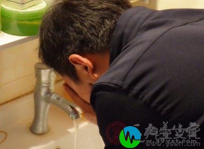 可选择男性专用洗面乳早晚清洁面部肌肤，控油去角质