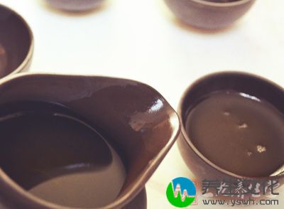 五倍子10克，水煎后加入绿茶1克，蜂蜜25克