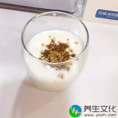 牛奶中含有的乳酸可以剥去皮肤的角质，从而淡化雀斑