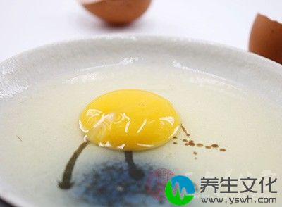 蜂蜜50克,鸡蛋清一个,两者搅拌均匀