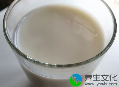 羊奶为羊分泌的乳汁，又名羊乳，营养价值很高