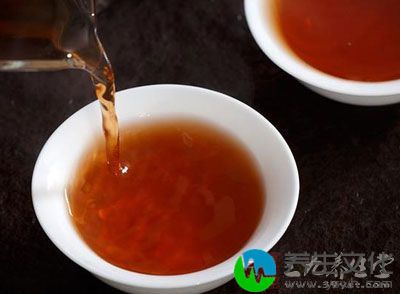 用400ml水煎煮漏芦、当归、红花、枳壳、茯苓至水沸