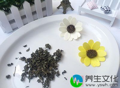 将用过的湿茶叶用纱布抱起来