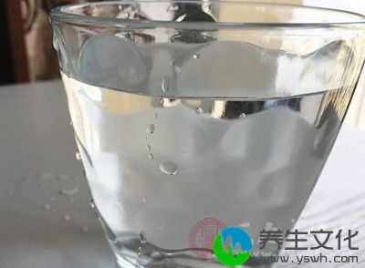 水是人体最需要的物质，中年人必须养成定时饮水的习惯