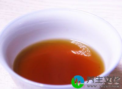 将当归、红花两药粉碎成粗粉，用55度白酒少许湿润48小时