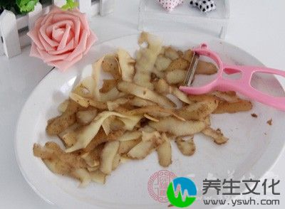 然后用土豆皮水刷在头发上