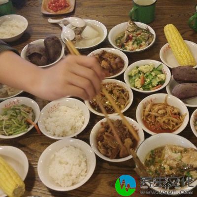 忙碌的人们，有时会暴饮暴食