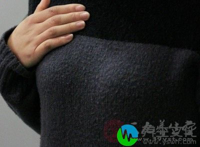 当乳头附近有癌肿存在，乳头常被上牵，故双侧乳头高低不一