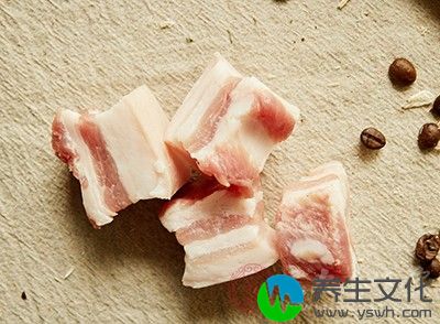 大量食用各类肉及其制品，会加重某些疾病或诱发某些疾病，应当荤素搭配