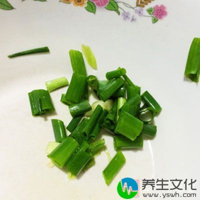 面包，放上玉米粒，葱花，撒上芝士