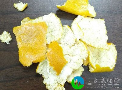 将桔子连皮捣烂，浸入医用酒精，加以适量蜜糖