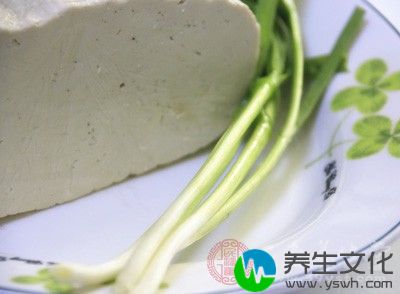 将豆腐切丁，随后放入开水之中焯一边