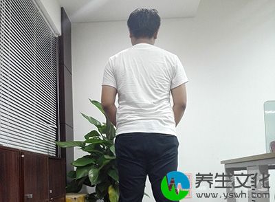 身体站立，双脚与肩同宽