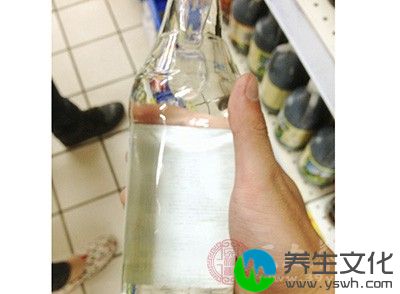 倒入少量米醋反复揉搓，直至皮肤吸收醋液