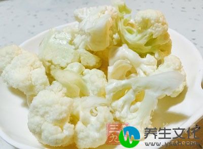 花菜也可以提前用滚水汆烫至7、8成熟，再和香肠同炒