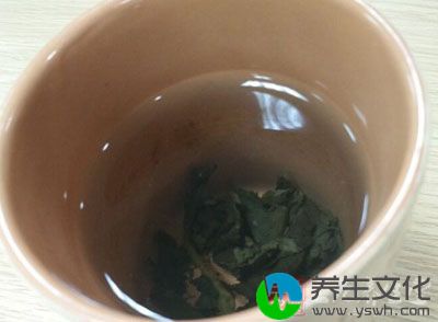 家里肯定会有隔夜的茶叶水