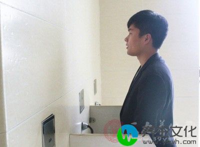 在炎症刺激下，可能尿频、尿急、尿痛同时出现，被称为尿路刺激征