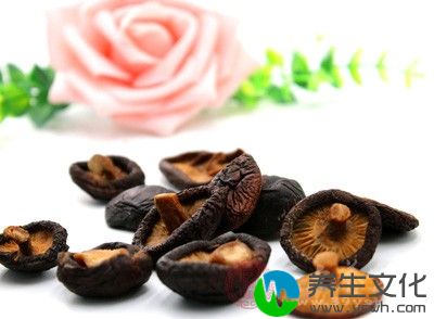 先把芹菜放进去，煸炒几下，再放香菇丝