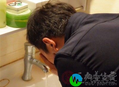 使用时先将脸打湿