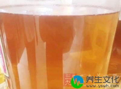 用蜂蜜、热水、酱油调制成酱汁，均匀的刷在鸡身上