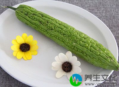 苦瓜1根，彩椒1个，食盐1克