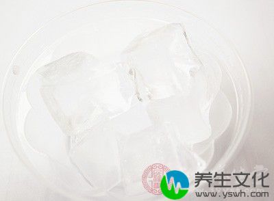 手术后可在红肿处进行冷敷，使其尽快消肿，冷敷时应将冰块放置于冰袋内，外裹消毒毛巾进行冷敷20-30分钟